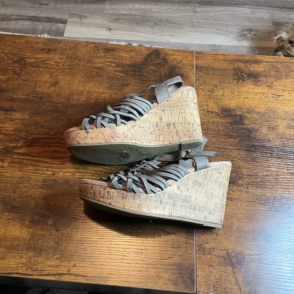 Women's Strappy Wedge Sandals - Picture 2 of 7